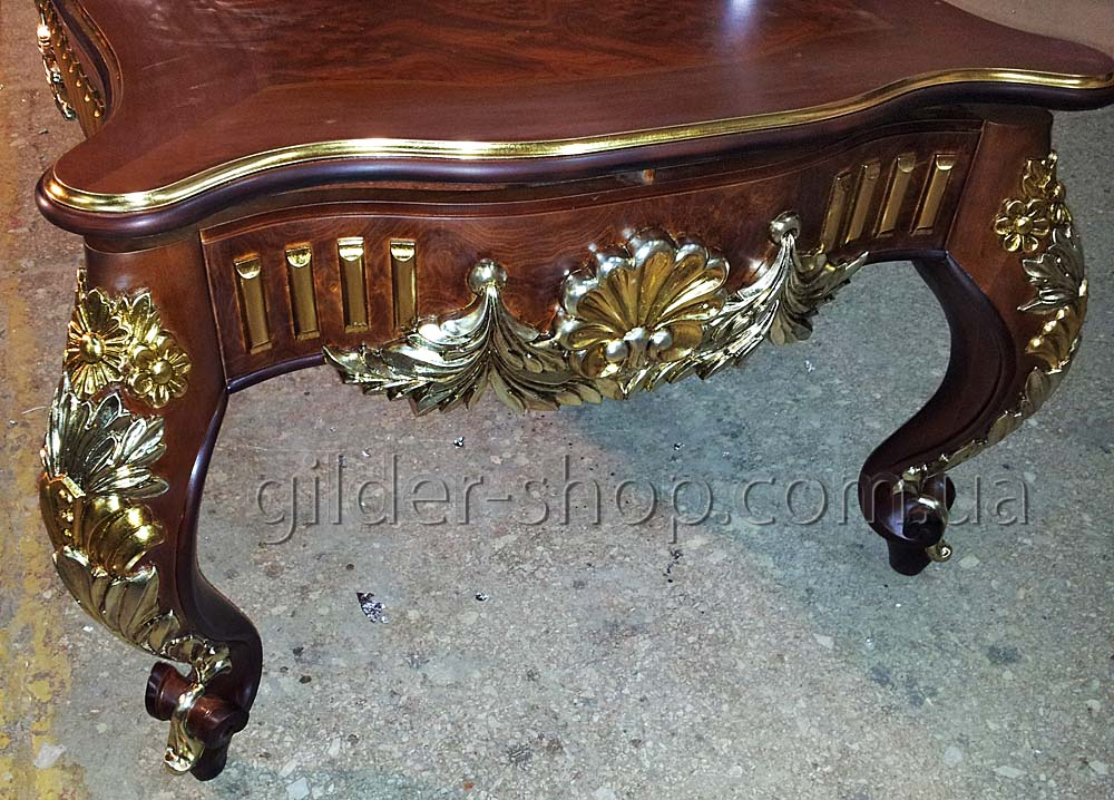 Позолота стола с использованием серебряной, золотой потали и битума