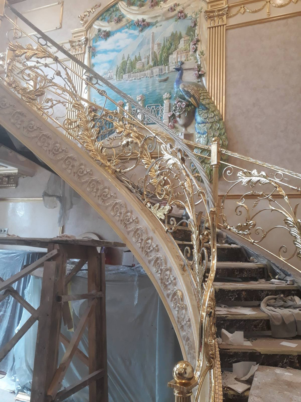 Декоративная позолота лестницы зеркальной поталью. Зеркальная поталь.