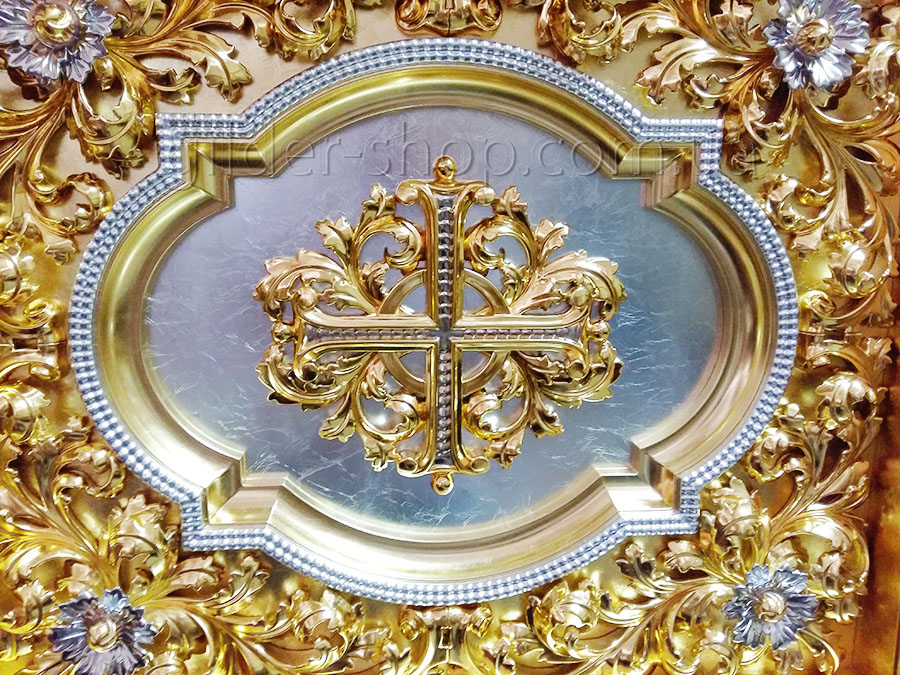 золочение позолота золотой поталью декора в интерьере храма