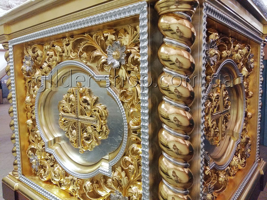 золочение позолота золотой поталью декора в интерьере храма